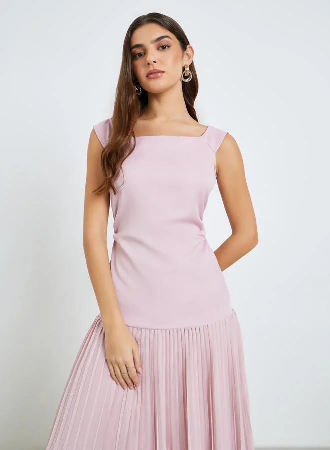 ستايلي فستان طويل بحافة واسعة وكسرات